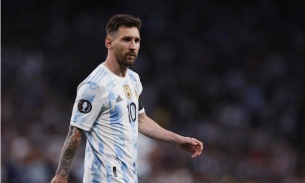 何炅主持结巴了！那英直播时质疑票数作假，疑被关麦……